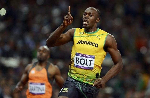 Jsem jednička! Usain Bolt v cíli londýnské stovky. Stejně jako v Pekingu první.