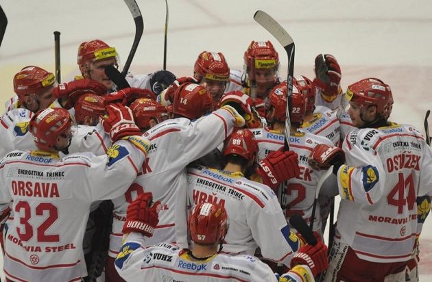 Radost třineckých hokejistů po vítězství ve druhém utkání předkola play-off ve Zlíně.