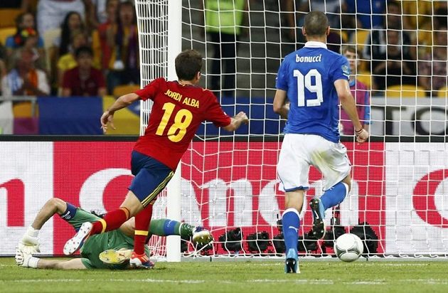 Jordi Alba (uprostřed) střílí druhý gól Španělska ve finále ME proti Itálii.