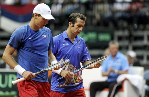 Český deblový pár Tomáš Berdych (vlevo), Radek Štěpánek se soustředí před další výměnou.