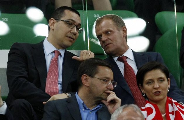 Předesda polské vlády Donald Tusk (vpravo) zápas s Českem sledoval přímo z vrtislavského stadiónu.