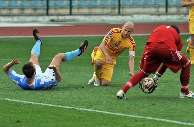 Zleva Jan Štohanzl z Mladé Boleslavi a Patrik Gedeon s brankářem Filipem Radou z Dukly v utkání 27. kola Gambrinus ligy