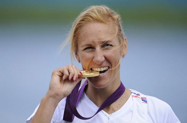 Skifařka Miroslava Knapková suverénně získala v Londýně první zlatou medaili pro Českou republiku.