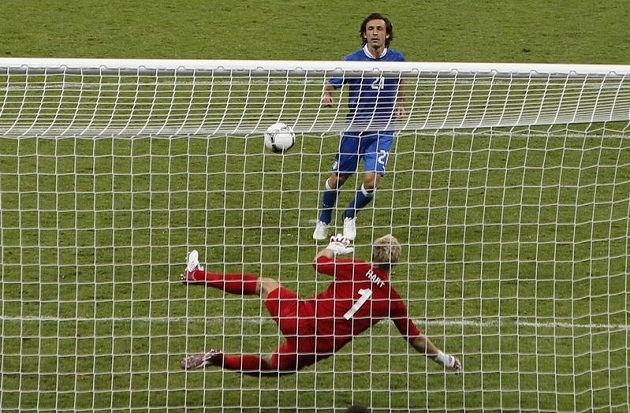 Dloubáček Antonína Panenky znovu ožil díky Andreovi Pirlovi, který "vršovickým dloubákem" pokořil anglického brankáře Joea Harta v penaltovém rozstřelu. Angličané neměli v pokutových kopech nárok a do semifinále tak posotupili Italové.
