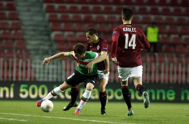 Mario Holek ze Sparty brání Ibaie Gómeze z Bilbaa. Na pomoc mu přibíhá Václav Kadlec.