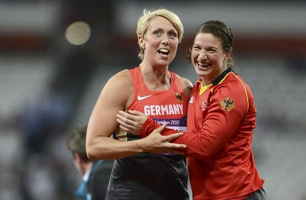 Německé oštěpařky Christina Obergföllová (vlevo) s Lindou Stahlovou se těší ze stříbrné respektive bronzové medaile z olympijského finále