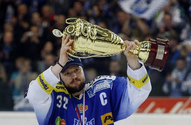 Smutný poražený. Kapitán brněnské Komety Radim Bičánek s trofejí pro poraženého finalistu.