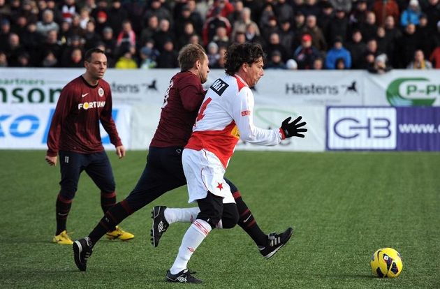 Radim Holub (druhý zleva) ze Sparty se snaží zastavit Daniela Šmejkala ze Slavie při Silvestrovském derby pražských "S".