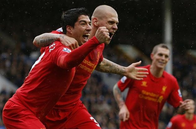 Uruguayec Luis Suárez slaví gól Liverpoolu v městském derby s Evertonem. Společně s ním oslavuje i Slovák Martin Škrtel.
