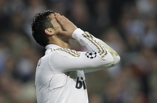 Hvězda Realu Cristiano Ronaldo se chytá za hlavu po neproměněné penaltě v rozstřelu proti Bayernu Mnichov v odvetě semifinále Ligy mistrů.