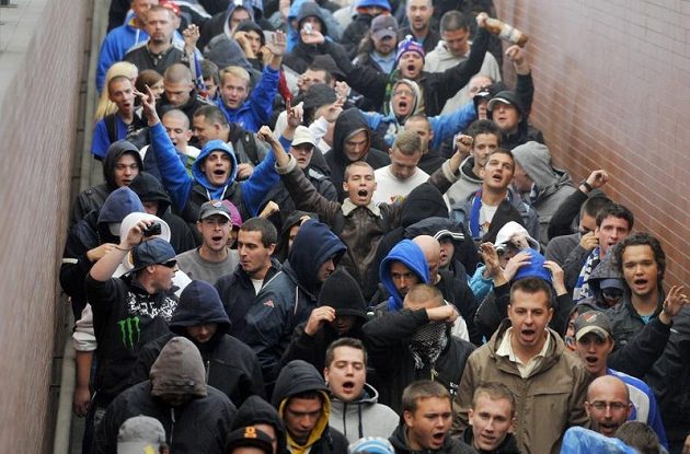 Fanoušci ostravského Baníku krátce poté, co přicestovali na zápas se Spartou Praha.