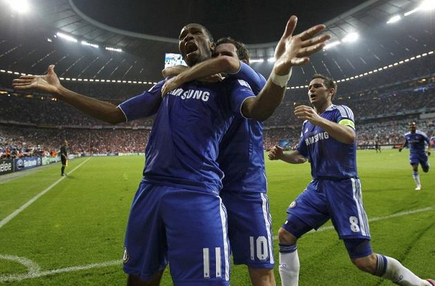 Spasitel Chelsea Didier Drogba (vpředu) slaví svůj vyrovnávcí gól s Juanem Matou a Frankem Lampardem