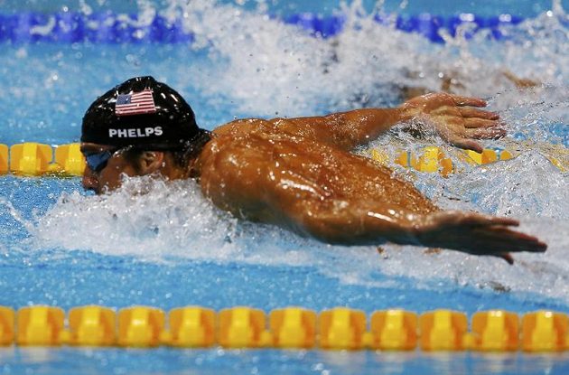 Michael Phelps ve svém posledním závodu kariéry pomohl Američanům ke zlatu v polohovce na 4x100 metrů.