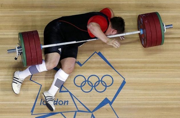 Moment, při němž diváci v narvané ExCel aréně přestali dýchat. Německého vzpěrače Matthiase Steinera přišpendlila činka o váze 196 kg po nepovedeném trhu k zemi!