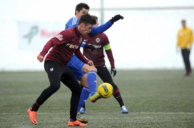 Sparťanský útočník Václav Kadlec (první zleva) v přípravném utkání proti Banské Bystrici.