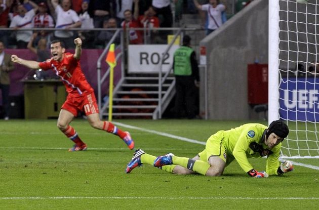 Ruským fotbalistům úvod utkání s českým týmem vyšel. Alexandr Keržakov jásá, na zemi překonaný gólman Petr Čech