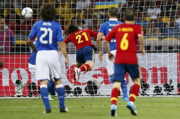 Španěl David Silva (uprostřed) otevírá skóre finálového duelu ME proti Itálii.