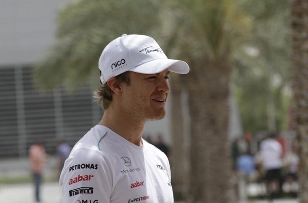 Nico Rosberg, vítěz minulého závodu MS formule 1, před tréninkem Grand prix Bahrajnu.