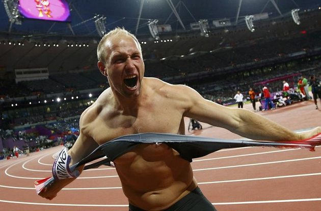 Německý diskař Robert Harting jako tradičně po vítězném závodě roztrhal dres.