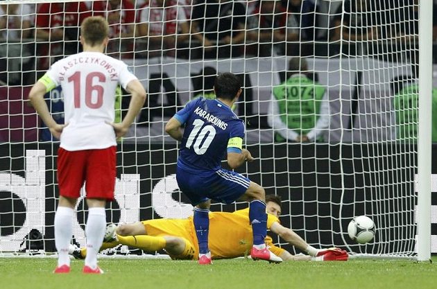Giorgos Karagunis neproměnil za stavu 1:1 penaltu, náhradní polský brankář Przemyslaw Tytoń úmysl řeckého střelce vystihl