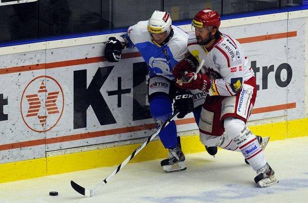 Plzeňský forvard Jozef Balej (vlevo) v souboji s třineckým obráncem Tomášem Kloučkem.