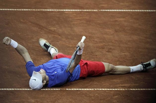 Tomáš Berdych se raduje. Proti Janko Tipsarevičovi vydřel vítězství a Češi jsou v semifinále Davis Cupu.