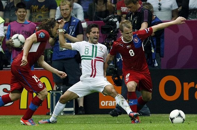 David Limberský (vpravo) společně s Petrem Jiráčkem brání Portugalce Joaa Moutinha