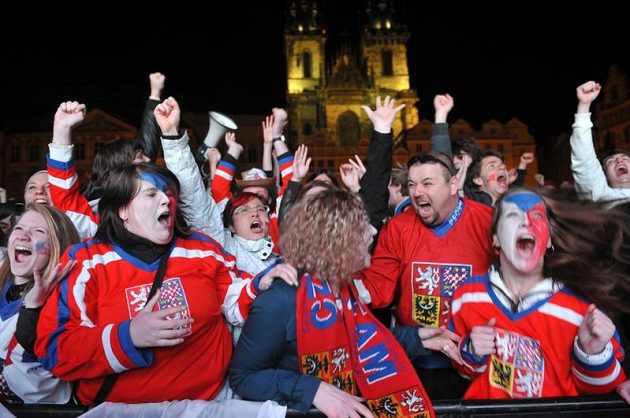 Fanoušci oslavují na Staroměstském náměstí v Praze vítězství české reprezentace ve čtvrtfinálovém zápasu mistrovství světa v ledním hokeji proti Švédsku.