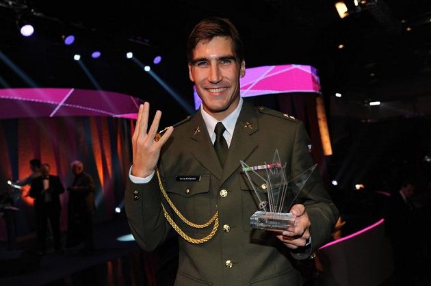 Moderní pětibojař David Svoboda na vyhlášení ankety Sportovec roku 2012 v pražském hotelu Hilton ukazuje prsty své umístění v anketě Sportovec roku 2012. Olympijský vítěz z Londýna skončil tentokrát těsně pod stupni vítězů čtvrtý