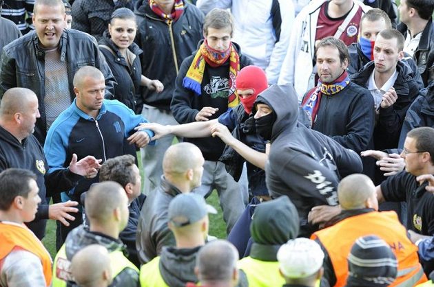 Sparťanští fanoušci po zápase s Českými Budějovicemi na ploše letenského stadiónu, kde se dostali i do potyčky s pořadateli.