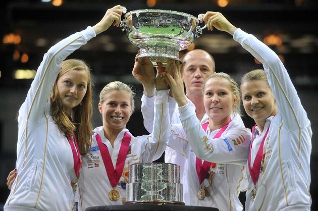 Český fedcupový tým se raduje ze zisku trofeje, zleva Petra Kvitová, Andrea Hlaváčková, kapitán Petr Pála, Lucie Hradecká a Lucie Šafářová.