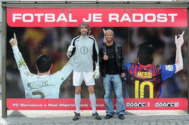 Probůh, ale Ronaldinho snad už za Barcu nekope...?