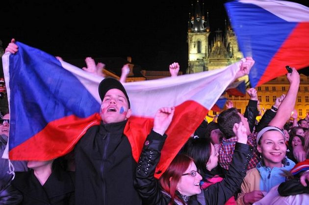 Fanoušci oslavují na Staroměstském náměstí v Praze vítězství české reprezentace ve čtvrtfinálovém zápasu mistrovství světa v ledním hokeji proti Švédsku.