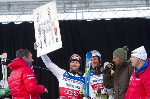 Davide Simoncelli (vlevo) oslavuje triumf v exhibičním obřím slalomu v rámci Alpine Rock Festu, vpravo druhý Aksel Lund Svindal.
