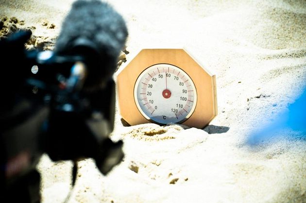 Centrální kurt na MS v plážovém volejbale ve Vídni ve středu krátce po polední: 58 stupňů na sluníčku přímo mezi lavičkami!