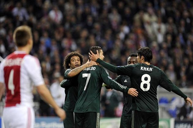 Cristiano Ronaldo (č. 7) přijímá gratulace k brance, kterou vstřelil Ajaxu Amsterdam.