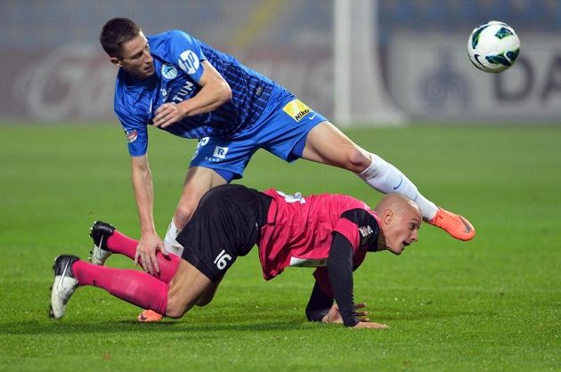 Martin Nešpor v dresu Mladé Boleslavi (dole) a Jiří Fleišman z Liberce bojují o míč.
