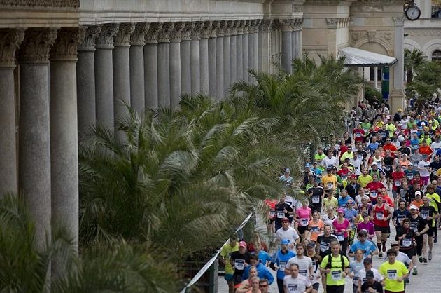 Tisíce běžců si užilo půlmaratón v Karlových Varech. Někdo ale i trpěl.