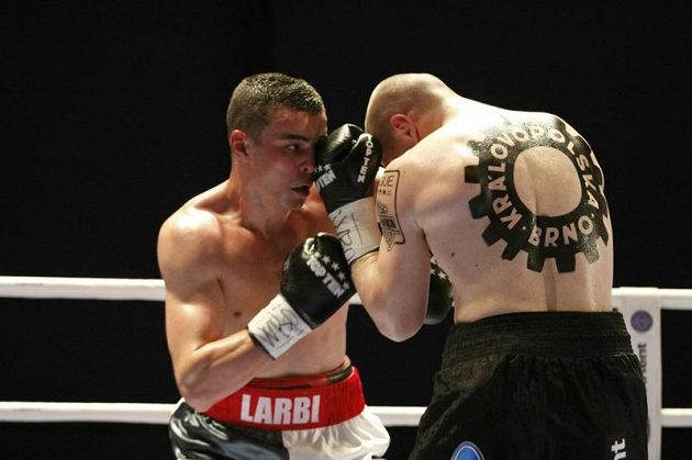 Lukáš Konečný (vpravo)v boji o pás prozatímního šampióna organizace WBO v lehké střední váze se Salimem Larbim z Francie.