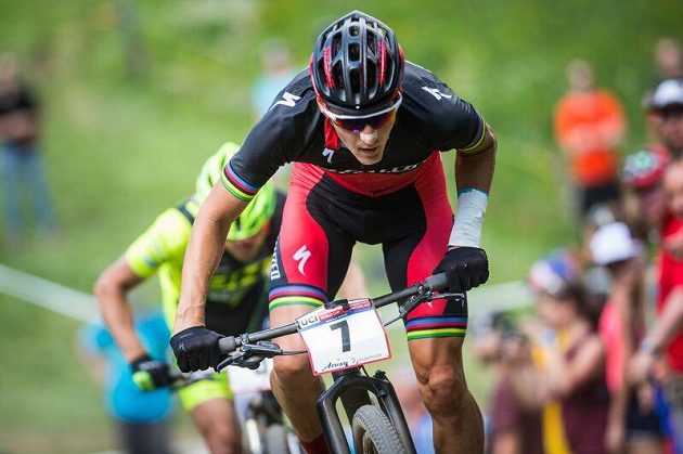 Jaroslav Kulhavý v olympijské sezóně 2016 po operaci levé ruky, kterou mu fixuje speciální ortéza.