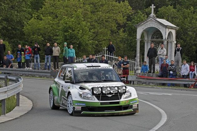 Juho Hänninen se Škodou Fabia S2000 na trati Chorvatské rallye.