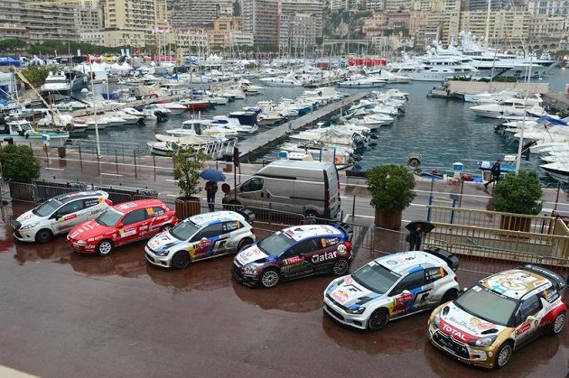 Přístav v Monte Carlu je tradiční součástí závodu mistrovství světa v rallye, v těsném sousedství jachet je uzavřené parkoviště závodních strojů.