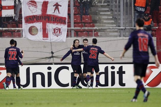 Tomáš Rosický (vlevo) se raduje se spoluhráči z branky do sítě Olympiakosu Pireus.