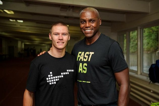 Český sprinter Pavel Maslák (vlevo) s legendárním Carlem Lewisem.