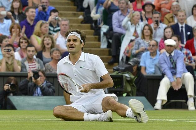 Radost Rogera Federera bezprostředně po posledním vítězném fiftýnu ve finále dvouhry Wimbledonu