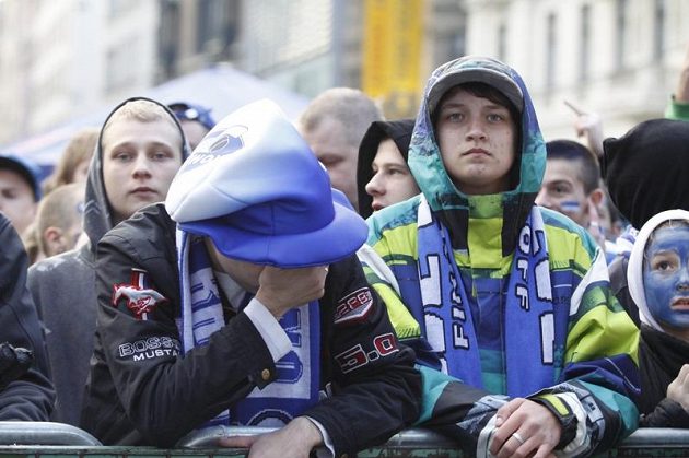 Fanoušci Komety Brno na náměstí smutní po inkasovaném gólu v šestém finále extraligy.