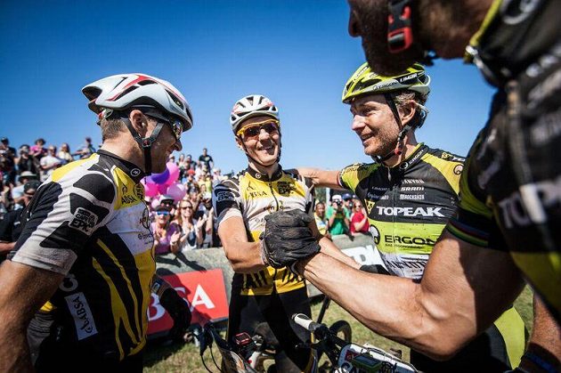 Jaroslav Kulhavý (druhý zleva) a Kristián Hynek (druhý zprava) v cíli Cape Epic 2015.