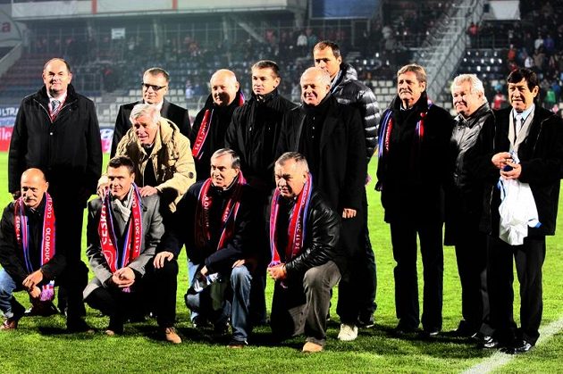 Fotbaloví internacionálové ocenění při příležitosti 40 let od vzniku Klubu kanonýrů.V horní řadě třetí zleva Nehoda, vedle Kuka, Lička, nad ním Lokvenc, Ján Čapkovič, úplně vpravo pak Strausz, v dolní řadě odleva Janečka, Wagner, nad ním Adamec, Levický a Petr Herda.