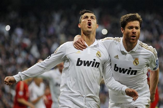 Cristiano Ronaldo oslavuje se spoluhráčem Xabim Alonsem gól Realu proti Bayernu Mnichov v semifinále Ligy mistrů.