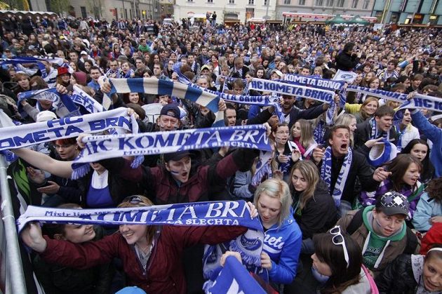 Fanoušci Komety sledují utkání na velkoplošné obrazovce na náměstí Svobody v Brně.